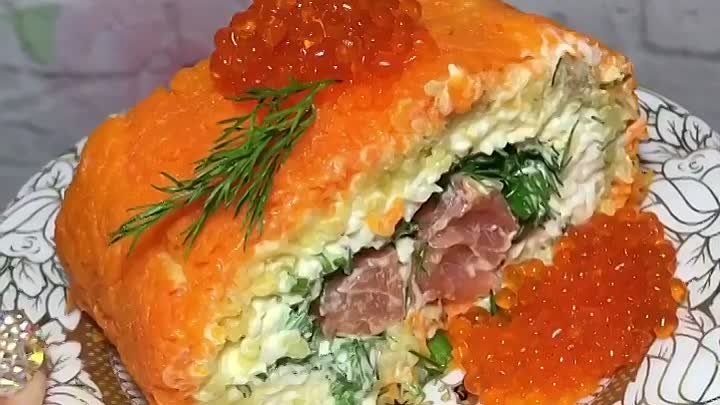 Салат Царский с красной икрой и семгой рулетом