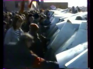 Толпа сносит плотную цепь ОМОНа 3 октября 1993 года