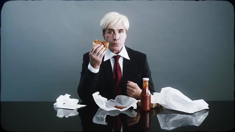 Till Lindemann (Rammstein) isst Pflanzen-Burger von LikeMeat – So schmeckt 