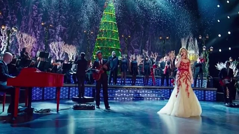 Kelly Clarkson Cautionary Christmas Music Tale