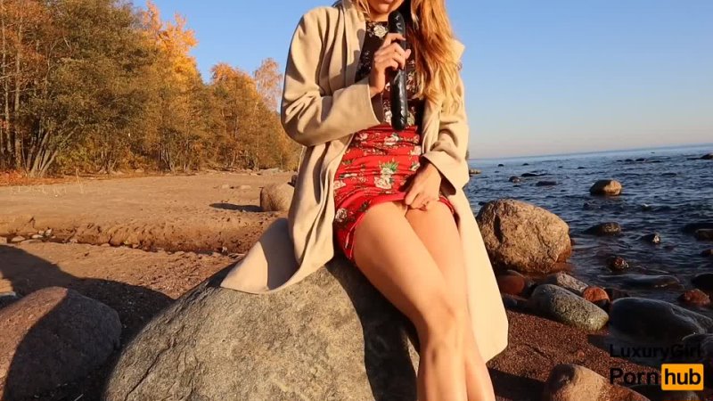 Luxury Girl / Kristina Sweet 🌈  Public Masturbation On The Beach