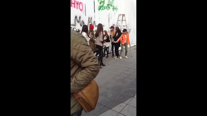 [Fancam] Girls Generation spray painting outside SM building (02252014)