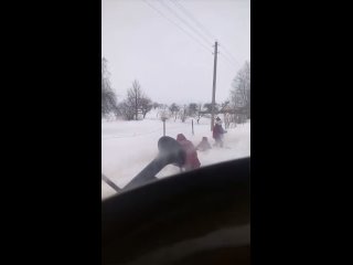 На видео деревня Михалёво-2 (Бобруйский район). Врачи и фельдшеры скорой помощи по снегу ползут на вызов к 12-летней девочке.