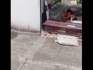 В Колумбии мадам "достала с того света" возлюбленного, чтобы выпить с ним пивка и поговорить по душам.    Сначала... (видео)