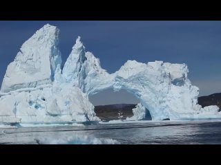 Обрушение ледяной арки в Гренландии.