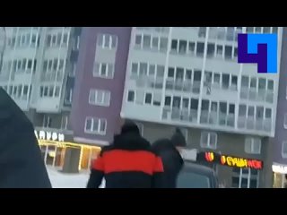 В Мурино таксист неудачно срезал дорогу и увяз в плотном снегу