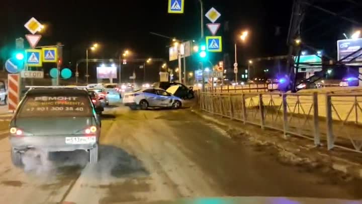 На перекрёстке Лиговского и Воздухоплавательной улицы произошло ДТП с полицейской машиной, Говорят ...