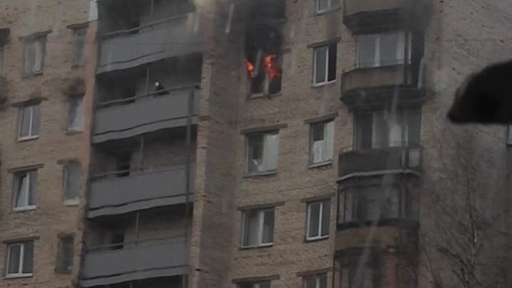 В дома 15к1 на Гражданском проспекте горит квартира на предпоследнем этаже.