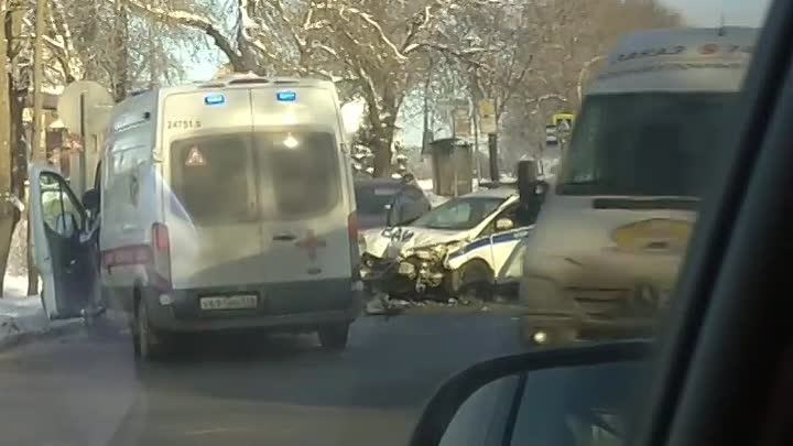 Авария на въезде в Красное Село на проспекте Ленина неподалёку от Гражданской. Столкнулись Ford и Lo...