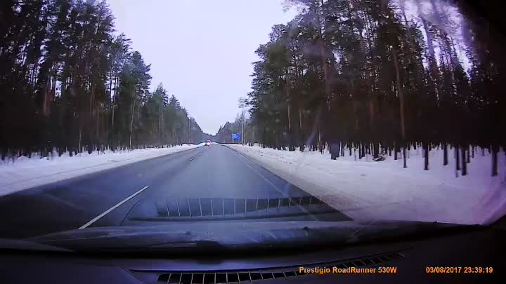 За Сосново водитель легковушки пошел на обгон двух фур не обращая внимания на встречный поток.