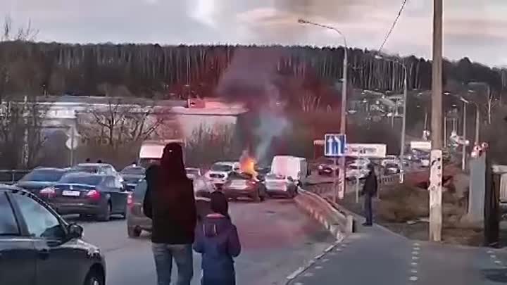 Сейчас в деревне Борисово (Серпухов) горит автомобиль.