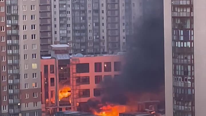 Пожар на стройке Шуваловский 37к2, горят вагончики строителей, дым замечен около 19.00