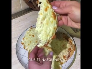 Сырные лепёшки на скорую руку (ингредиенты указаны в описании видео)