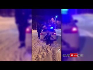 На Ямале девушка сняла видео на фоне патрульной машины под песню Рожа протокольная.