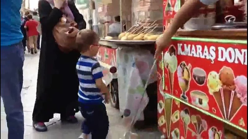 Турецкий продавец льда (мороженого) доводит ребёнка до