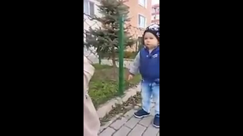 Brother teaches her little sister to read Surat Al' Fatiha