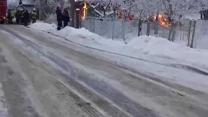 В Красном Селе сгорел дом на Комсомольской улице. Дом выгорел полностью, так как пламя не могли поту...