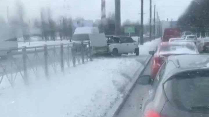 Жигули влетели в столб на Руставели, перед кругом на Науки.