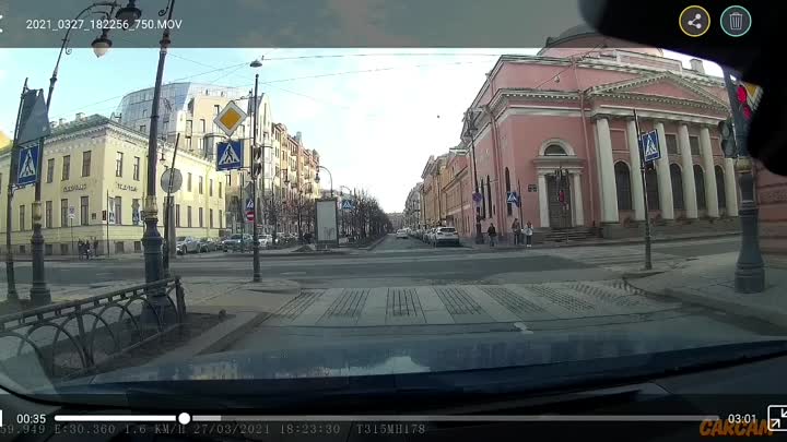 ДТП на перекрестке Шпалерной и Чернышевского. Пострадала пассажирка Поло. Скорая проезжала мимо, ока...