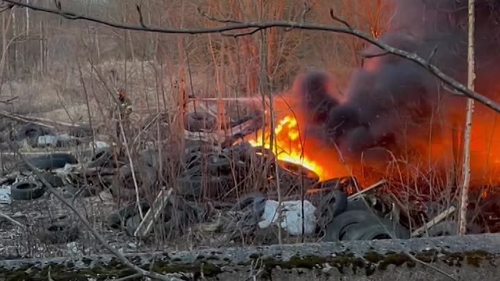 В Пушкине на пустыре по адресу Сапёрная 63 сегодня вечером горела свалка покрышек и другого мусора.