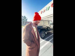 Мой друг проиграл пари, поэтому мы заставили его пройти через охрану аэропорта в костюме рональда макдональда