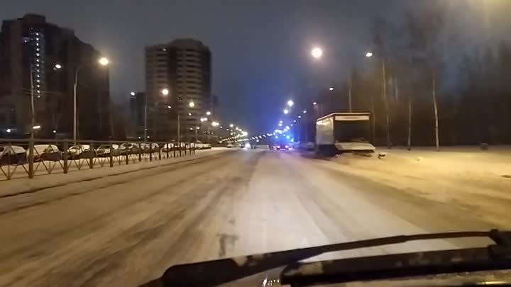 Около 4 часов утра, на Шуваловском проспекте, напротив больницы МЧС, машина каршеринга "Делимобиль"к...