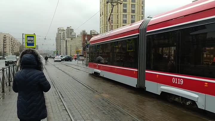 Пробка из трамваев №100 на перекрестке проспекта Просвещения и Гражданского проспекта.