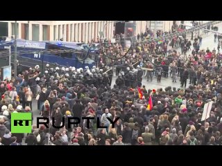 В Германии полиция применила водомет на антимусульманском протесте