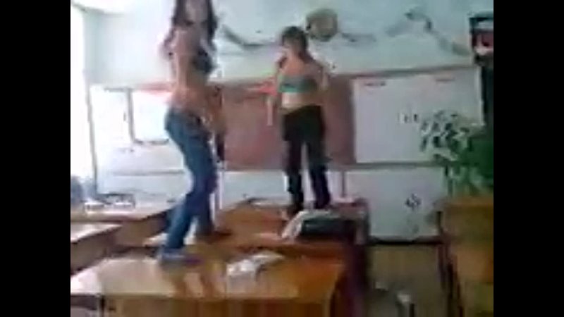 девочки со школы 2 танцуют