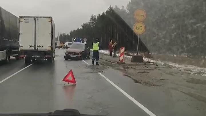 В 10.40 На Мурманском шоссе у Синявинской птицефабрики произошло серьезное ДТП. В месте сужения сто...