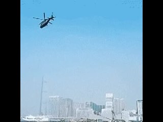 Вертолёт, как кажется, парит в воздухе благодаря тому, что частота кадров камеры соответствуют скорости вращения лопастей