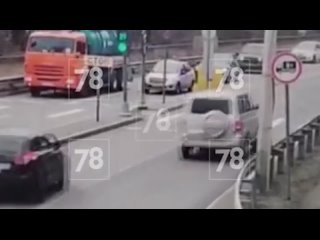 Мотоциклист влетел в дорожный знак в Питере — его подрезала легковушка, которая скрылась с места ДТП    Авария... (видео)
