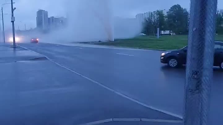 Прорвало трубу возле Максидома на Ленинском