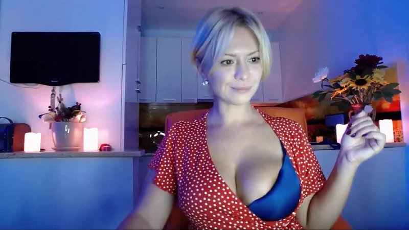 Красавица мамка Kiradivine показывает себя по Webcam