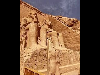 Вход в храм Абу-Симбел, расположенный на юге Египта, построен в 13 веке до нашей эры.