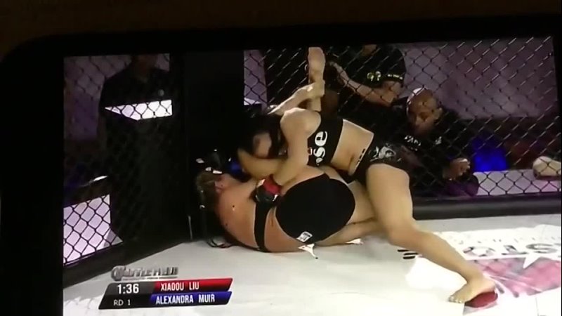 COMBAT INTERRACIAL MMA FÉ MININ A fight between an asian girl and a white