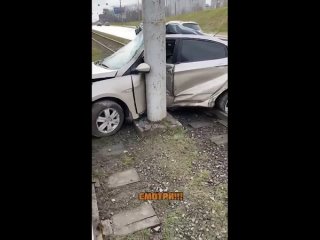 В Череповце водитель иномарки врезался в столб на трамвайных путях