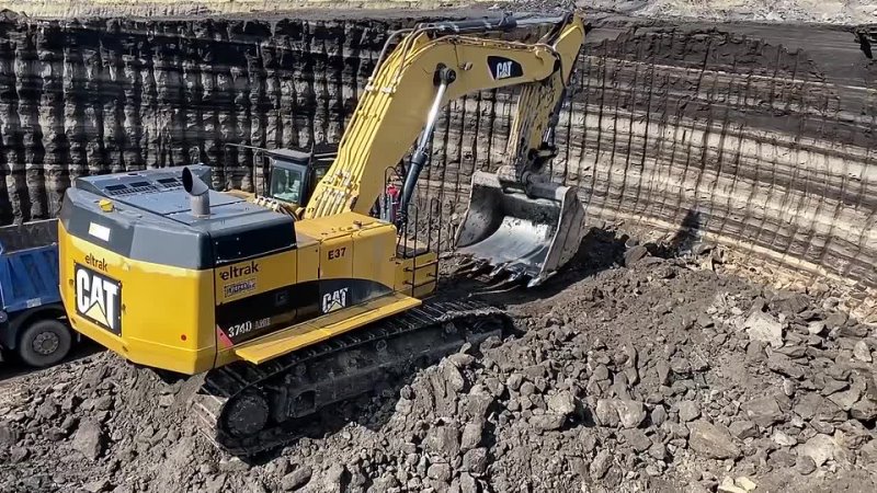 [Mega Machines Channel] Caterpillar 374D Excavator Loading Trucks - Interkat SA