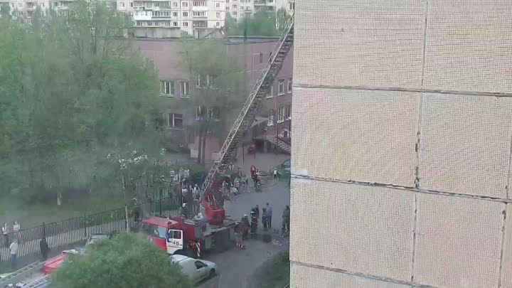 На Караваевской улице в доме 32к1, из двух квартир дым, судя по всему хозяев нет дома.