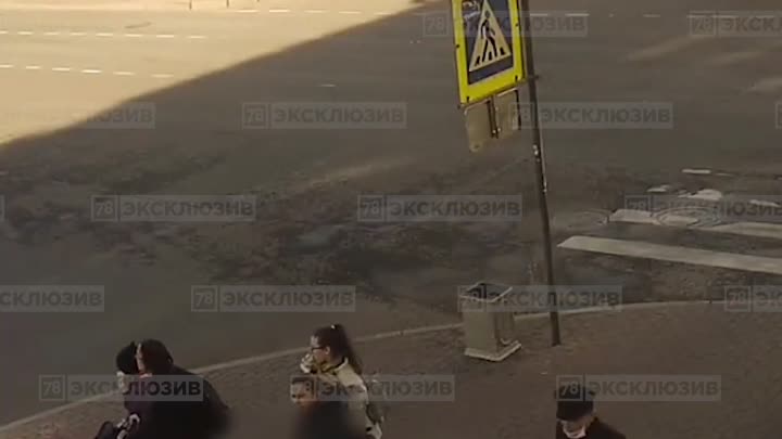 Рельефное украшение упало со здания № 167 по Московскому проспекту на малыша в коляске. Пострадав...
