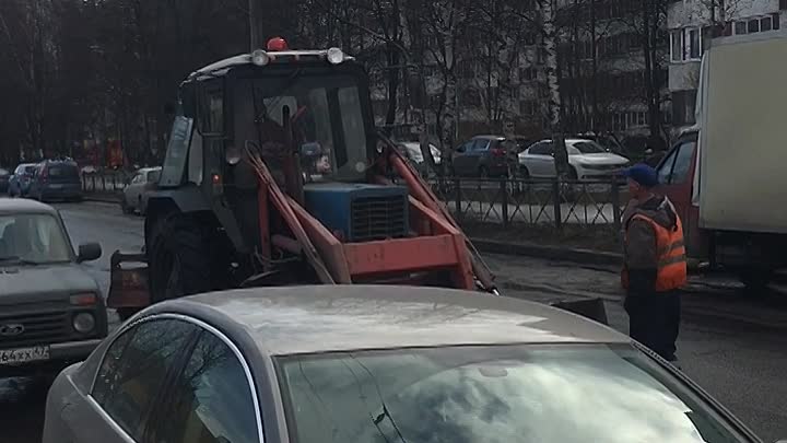 Ремонт дороги на Придорожной аллее. Коломяжское управление, судя по надписям на жилетках