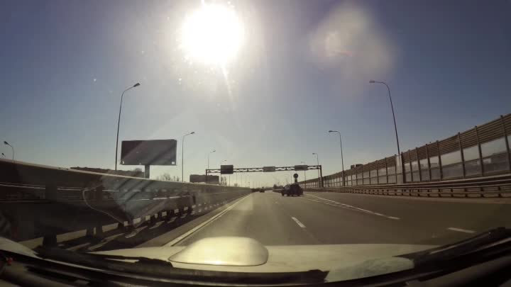 Mazda зацепила отбойник на Рябовском шоссе и ее начало кидать от одной стороны в другую, в сторону г...