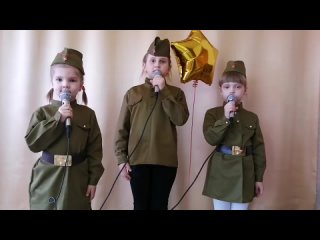 Дети войны исполняют Катя Ивашкеева, Настя Берсенева, Ариша Чилимова