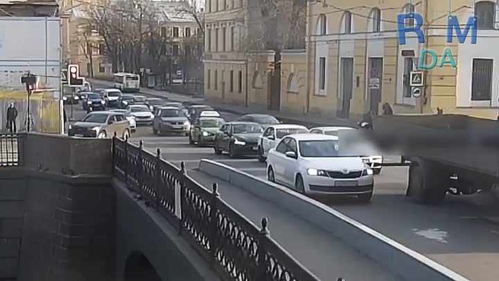 В Полвосьмого утра на Ново-Петергофском мосту у Балтийского вокзала перевернулся автомобиль ЯндексД...