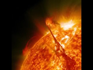 Выброс корональной массы от Солнца может отправить более миллиарда тонн вещества, летящего через космос, и столкнуться с любыми