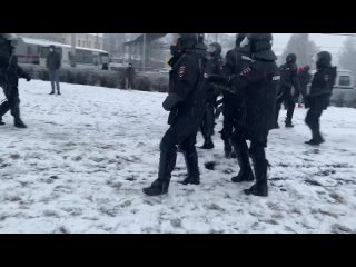 ОМОН разгоняет митинг на Кирова