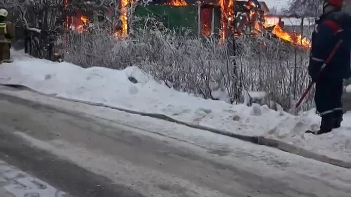 В Красном Селе сгорел дом на Комсомольской улице. Дом выгорел полностью, так как пламя не могли поту...
