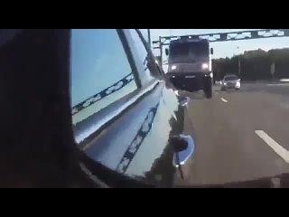 Дакаровскии КАМАЗ на скорости в 180км_ч обгоняет иномарку на трассе