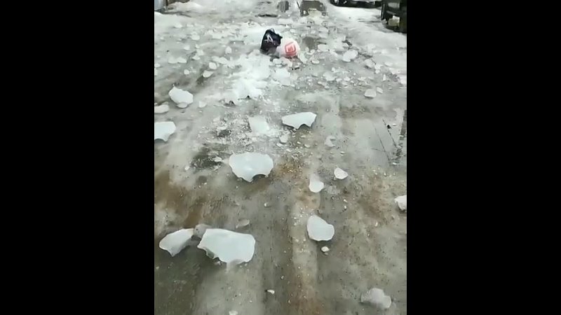 Лед разбивается. На голову упала глыба льда. На женщину упала глыба льда.