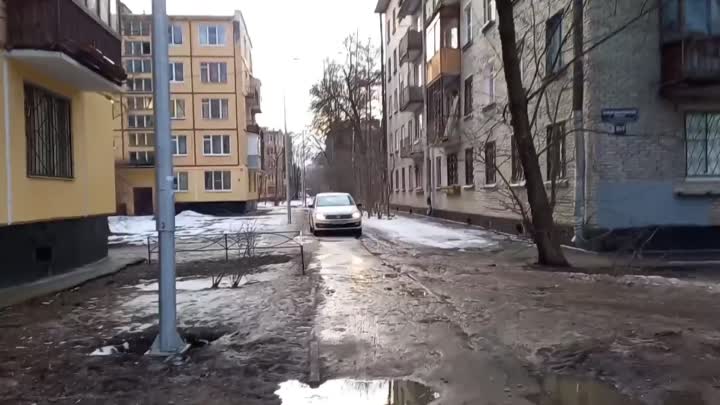 Сегодня во дворах на Новоизмайловском таксист решил срезать дорогу по пешеходной зоне, сгоняя мам с ...